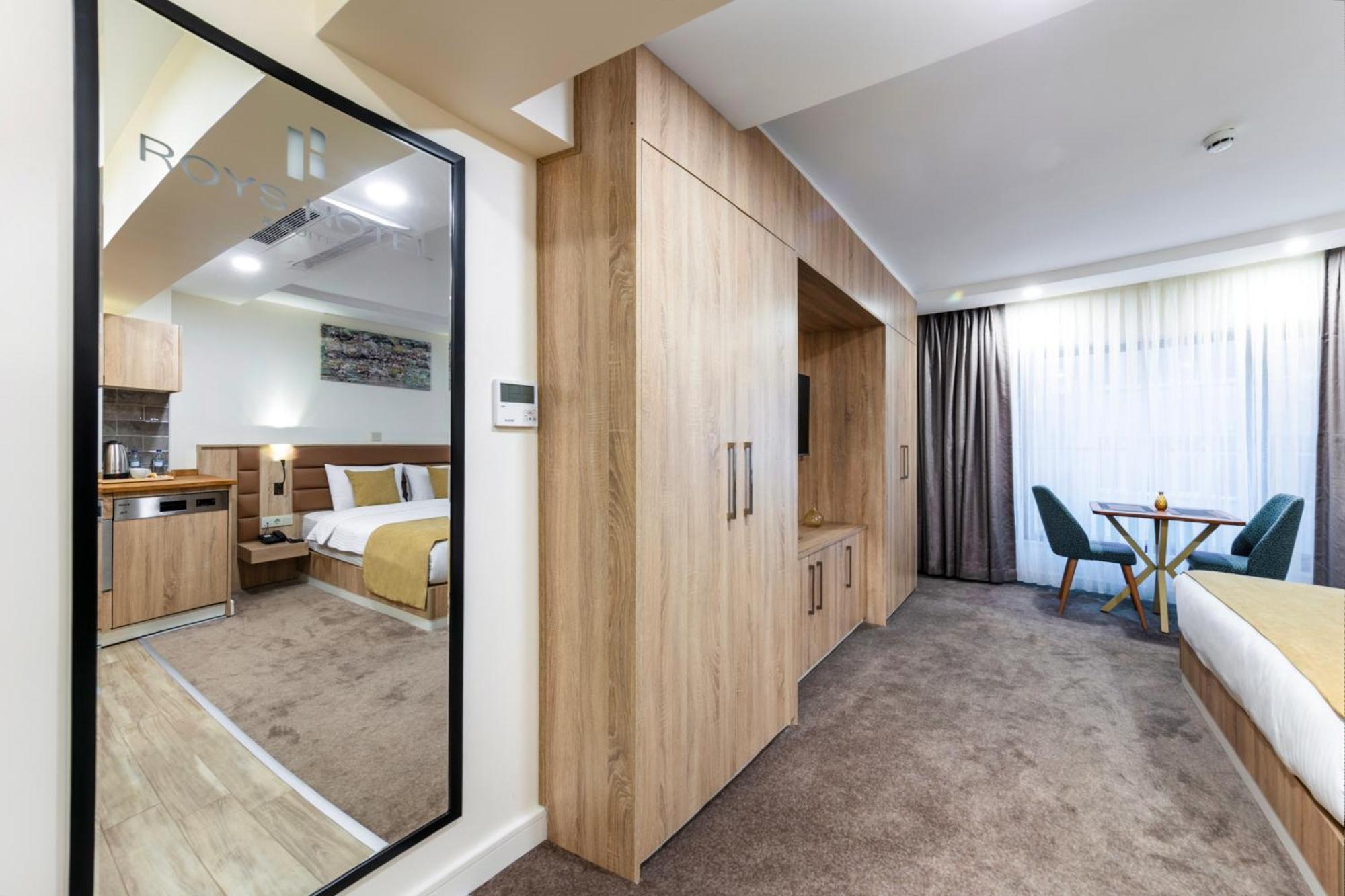 Roys Hotel & Suites Istanboel Buitenkant foto