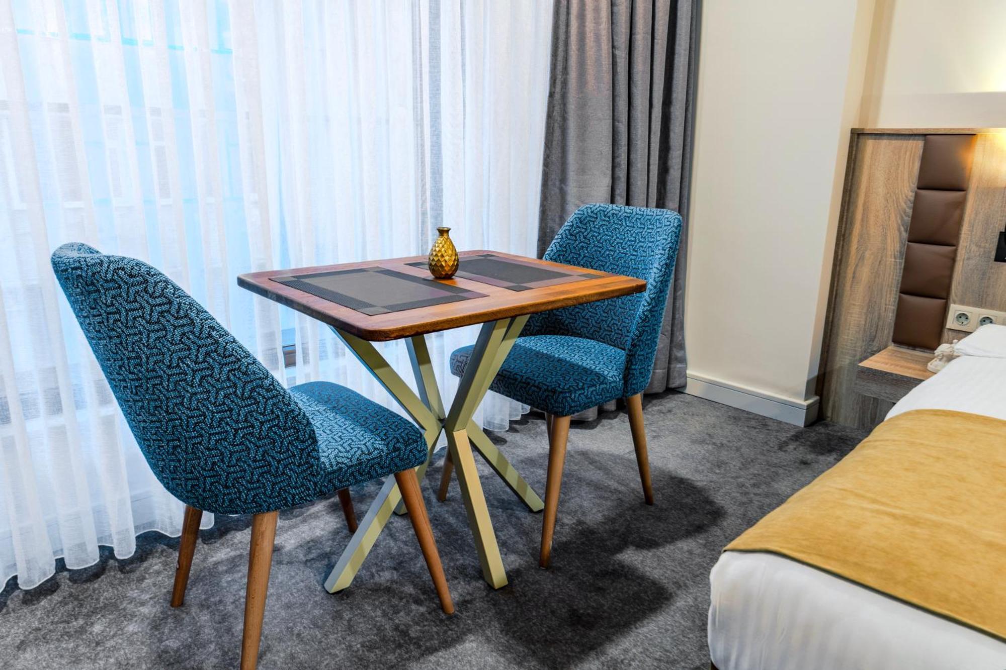Roys Hotel & Suites Istanboel Buitenkant foto
