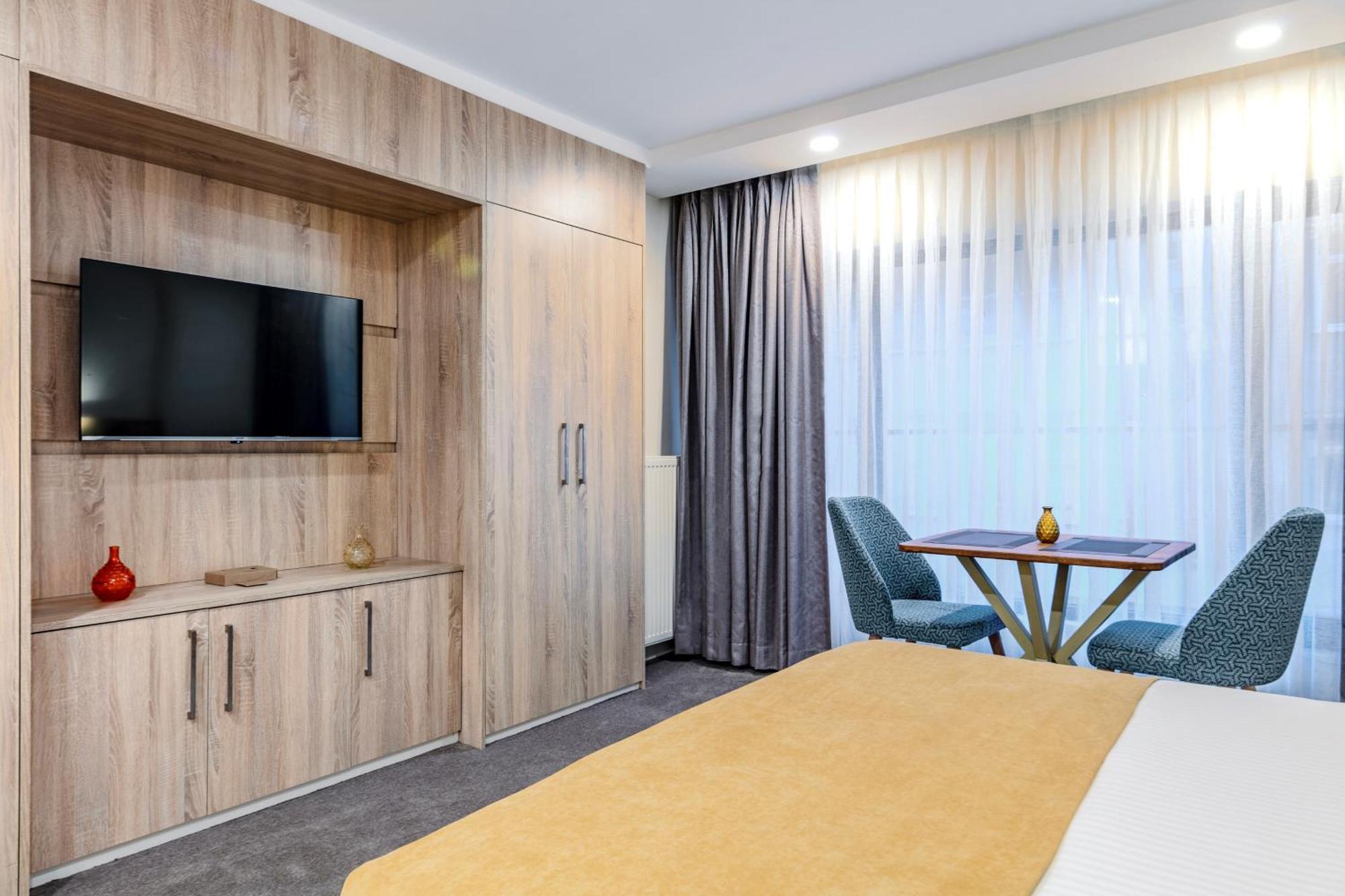 Roys Hotel & Suites Istanboel Buitenkant foto