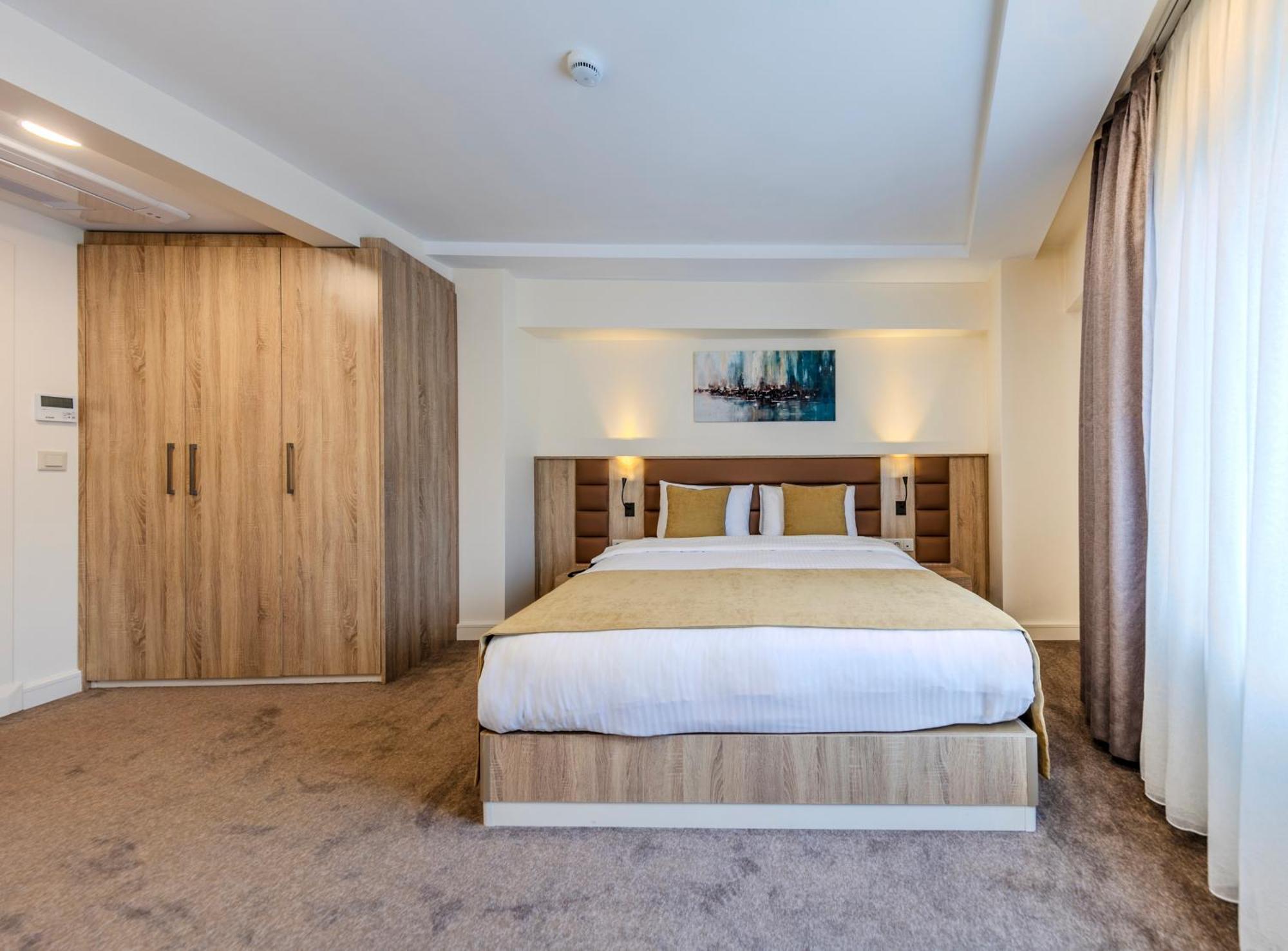 Roys Hotel & Suites Istanboel Buitenkant foto